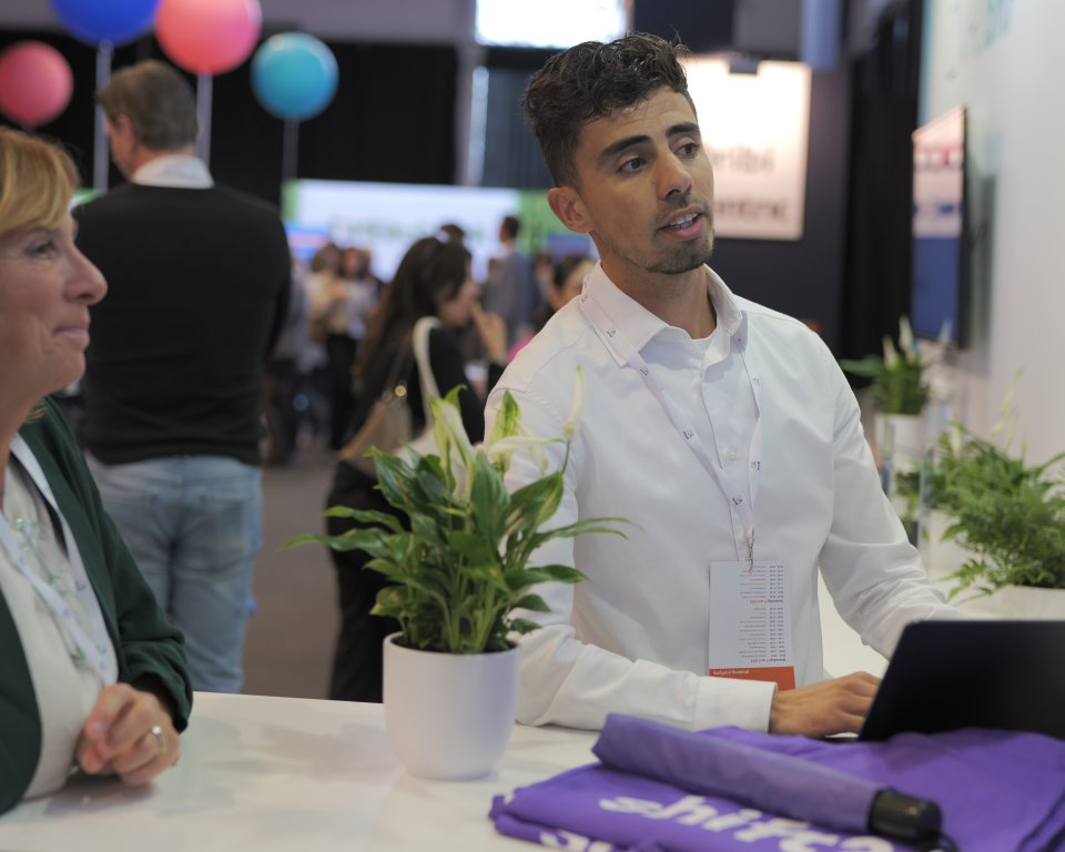 Soufyan gives a demonstration to a customer